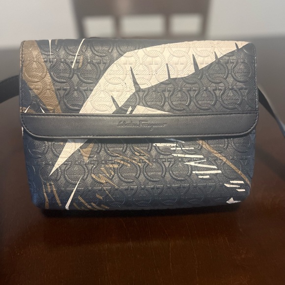Salvatore Ferragamo men’s Crossbody. - Picture 2 of 5